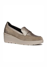Mocasines marrones y metálicos con una parte superior de cuero texturizado, puntera redonda y suela de cuña. Detalles de gamuza suave y diseño sin cordones.