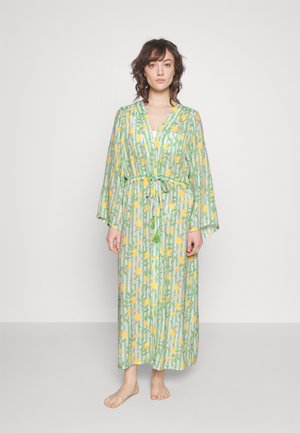 Lange groene jurk met een bloemenpatroon met gele bloemen en verticale strepen. Lichtgewicht stof met een tailleband en brede mouwen.