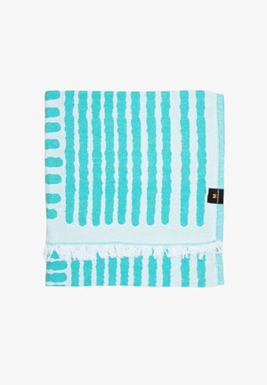 Zložený tyrkysovo-bielo pruhovaný uterák s třásňovým okrajom a malou čiernou značkovou etikietou na jednej strane.