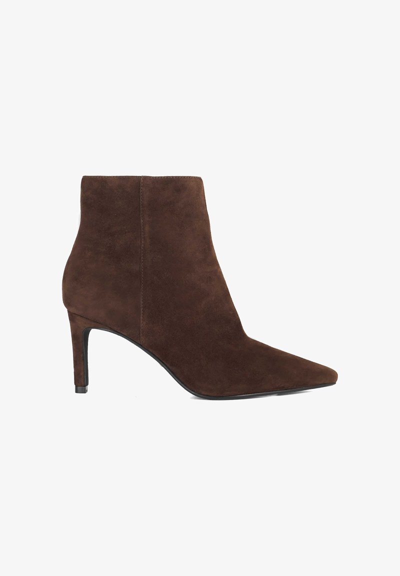 Bottine en suede marron avec un bout pointu et un talon effilé de hauteur intermédiaire, vue latérale sur un fond blanc.