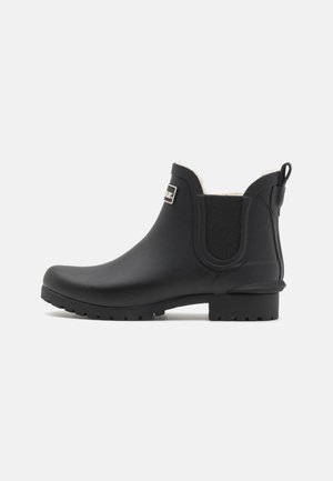 Musthave musta kummist pahkluu saabas tekstuuriga pinnaga, elastsete külgpaneelidega ja tõmbeauku. Paks tald, millel on haarduv kummi. Pehme sisepind.