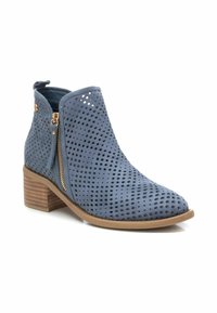 Stivaletto alla caviglia blu in suede con fori, dotato di cerniera laterale, punta arrotondata e tacco in legno impilato.