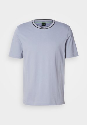 Hellblaues T-Shirt mit kurzen Ärmeln aus weicher Baumwolle. Es hat einen klassischen runden Ausschnitt mit einem schwarzen Rand und einem dezenten Logoetikett am Kragen.