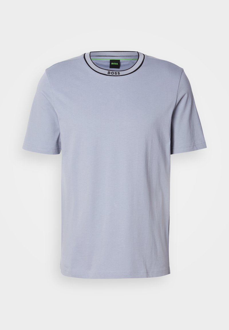 T-shirt azzurro chiaro a maniche corte in cotone morbido. Presenta un classico scollo rotondo con un bordo nero e un'etichetta logo discreta sul colletto.