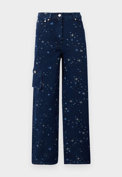 Tamsiai mėlynos džinsinės krovinių kelnės, dekoruotos žvaigždžių raštu, plačiomis kojomis, su priekinėmis kišenėmis ir šonine kišene su mygtuko uždarymu.