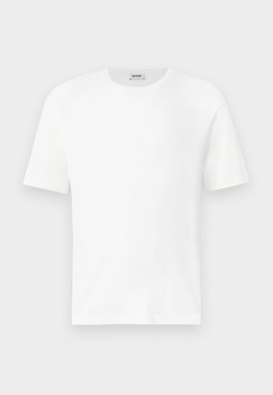 Camiseta blanca de manga corta y cuello redondo con textura acanalada y etiqueta de la marca en el interior del cuello.