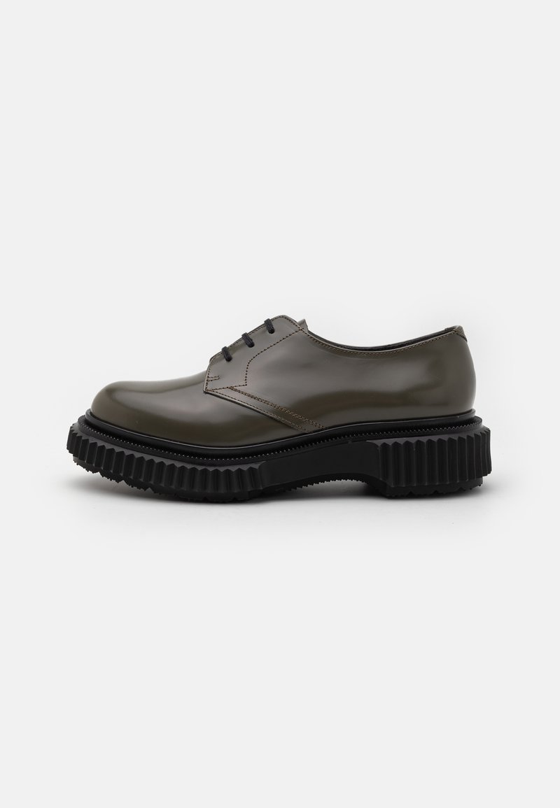 Chaussures oxford en cuir vert olive avec finition brillante, dotées d'une épaisse semelle en caoutchouc noir à texture striée et de lacets noirs.