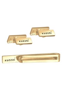 Goldfarbene Accessoires im Set, bestehend aus rechteckigen Manschettenknöpfen mit der Gravur "KUZZOI" und einer passenden Krawattenklammer, alle mit einer polierten Oberfläche.