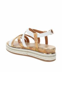 Sandali bianchi con cinturini, soletta simile al sughero, piattaforma in stile espadrilles texturizzata e dettagli metallici sulla suola.