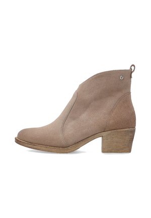 Botek za kostkę z zamszu taupe z drewnianym obcasem typu słupek, pętelką do ściągania z tyłu i małym metalowym logo blisko górnej krawędzi.