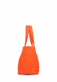Borsa a tracolla arancione trapuntata con due ampie cinghie, caratterizzata da un motivo testurizzato e ondulato. Il fondo è piatto e la forma complessiva è affusolata.