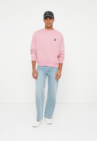 Tommy Jeans NEW CLASSICS  - Ikdienas džemperis - mystic pink
