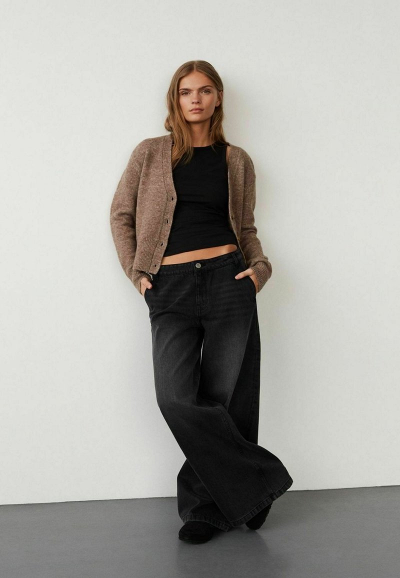 Smešan smešung s smešnim smešungom nad smešnim smešungom. Smešni smešung ima smešne smešunge, a smešni smešung je smešan smešung i smešung.