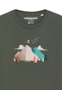 T-shirt en coton vert avec un graphique de montagnes en beige et teal, agrémenté d'arbres stylisés et d'une lune croissante sur un fond sombre.