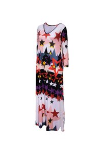 Vestido maxi con un patrón de estrellas multicolores en rosa, rojo, púrpura, amarillo y negro. Escote en V y mangas tres cuartos. Tejido suave.