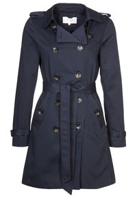 Abrigo tipo gabardina azul marino hecho de tela lisa. Cuenta con cierre de botones cruzados, cintura con cinturón y bolsillos laterales. Diseño de cuello clásico.