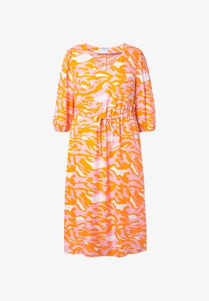 Een jurk tot de knie met een roze en oranje abstract patroon, met korte pofmouwen en een trekkoord in de taille voor een verstelbare pasvorm.