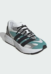 Grüner und grauer Sportschuh aus Mesh- und Wildledermaterialien, mit schwarzen Schnürsenkeln, einer weißen Sohle und auffälligen Markenlogos.