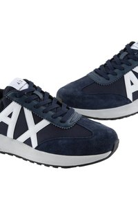 Zapatillas azul marino que combinan malla y ante, con un gran logotipo blanco, puntera redonda y suela de goma texturizada.