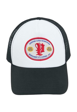 Czarno-biała czapka z daszkiem dla kierowców ciężarówek z owalną naszywką z czerwonym obramowaniem, na której widnieje napis "Vintage Cars Workshop, Montgomery City, Alabama - USA."