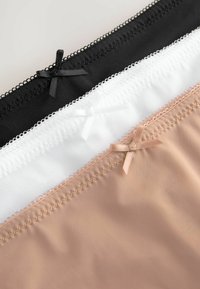Drie paar onderbroeken in zwart, wit en huidkleur. Elke met een golvende rand en een klein lintaccent bij de tailleband. Gladde stoftextuur.