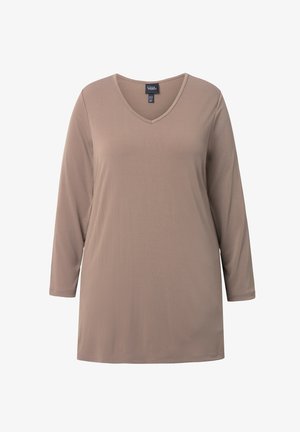 Haut à manches longues et col en V en taupe. Fabriqué en tissu doux avec une texture lisse. Présente une coupe droite et un design simple sans motifs.