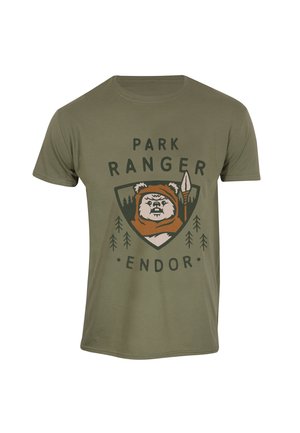 Olivenfarvet t-shirt med et grafisk motiv af en bjørne-lignende figur med et spyd, omgivet af teksten "PARKRANGER" og "ENDOR".