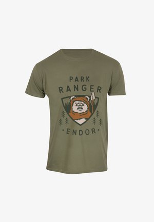 Olivgrünes T-Shirt mit einem Grafikdesign eines bärenähnlichen Charakters, der einen Speer hält, umgeben von den Texten "PARKRANGERS" und "ENDOR".