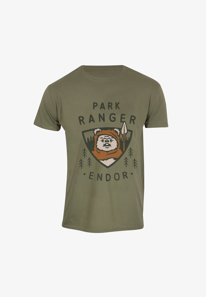 Camiseta verde oliva con un gráfico de un personaje parecido a un oso sosteniendo una lanza, rodeado del texto "GUARDABOSQUES" y "ENDOR".