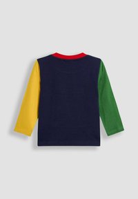 Langärmliges Shirt mit einem marineblauen Körper, rotem Kragen und mehrfarbigen Ärmeln in Gelb, Grün und Blau. Hergestellt aus weichem Baumwollstoff.
