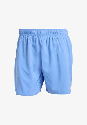 Pantaloni corti sportivi azzurri chiari con cintura elastica, texture liscia, tasche laterali e un logo bianco in evidenza nella parte bassa anteriore.