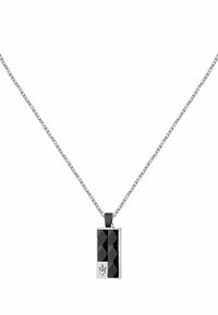 Collana con pendente geometrico nero su una catena argento, caratterizzata da un design facettato, forma rettangolare e un piccolo logo alla base.