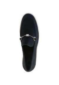 Marine slip-on schoen met een gladde textuur, witte zool en zilveren hardware detail aan de voorkant. Heeft een ronde neus en subtiele stiksels.