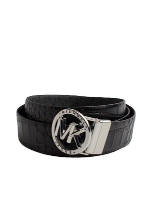 Zwarte leren riem met krokodillenpatroon en zilverkleurige ronde gesp met verweven "MK"-letters en de tekst "Michael Kors".