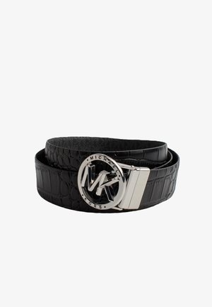 Czarny skórzany pasek z motywem krokodyla i srebrną okrągłą klamrą z splecionymi literami „MK” oraz napisem „Michael Kors”.
