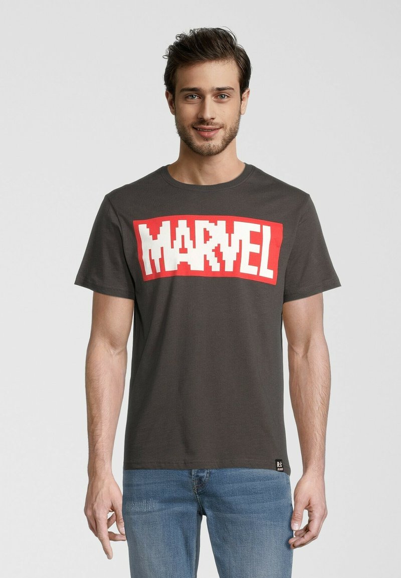 Grå bomulls T-shirt med en stor röd och vit "MARVEL" grafik på framsidan. Klassisk rund halsringning och korta ärmar. Avslappnad passform.
