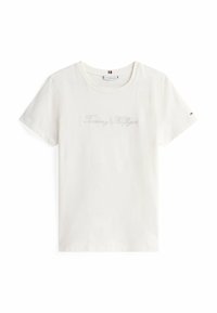 Camiseta de algodón blanca con cuello redondo, mangas cortas y el logotipo bordado de "Tommy Hilfiger" en el pecho. Diseño minimalista.
