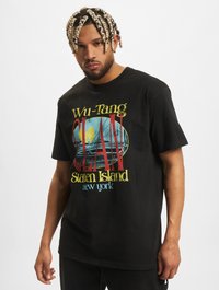 Sort bomulds t-shirt med et farverigt grafisk print af "Wu-Tang Clan Staten Island New York," med rød, gul og blå tekst.