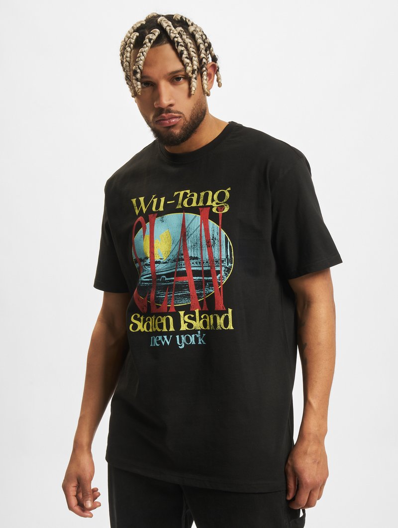 Sort bomulds t-shirt med et farverigt grafisk print af "Wu-Tang Clan Staten Island New York," med rød, gul og blå tekst.