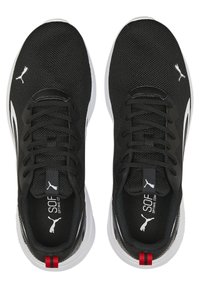 Zapatillas deportivas negras con parte superior de malla texturizada, suela blanca y acentos rojos y negros contrastantes. Cuenta con diseño de cordones y detalle de logo.