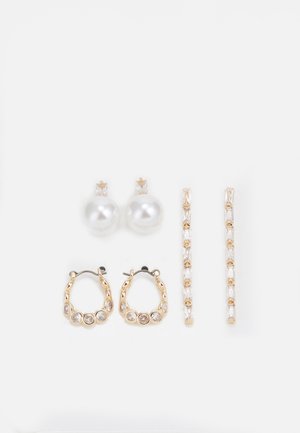 Tre par øreringer: store hvite perle-stud, gullringer med klare edelstener, og to lange, rette gull-accent øreringer med glitrende detaljer.