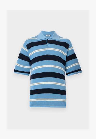 Stripete polo skjorte i lyseblå, marineblå og hvit. Korte ermer, krage og knappestolpe; teksturert strikket stoff med varierende stripebredder.