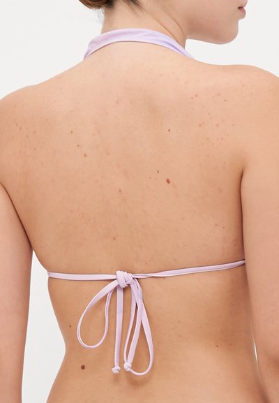 Lavender Halter-Bikinioberteil mit einer Bindeschließe am Rücken, aus glattem Stoff und mit einem schlichten Design. Keine zusätzlichen Verzierungen.