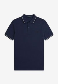 Camisa polo de color azul marino hecha de algodón, con un cuello clásico, tapeta de dos botones y rayas blancas contrastantes en el cuello y las mangas.