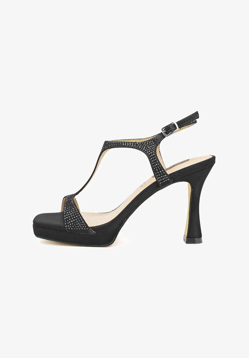 Sandalo nero con tacco alto, con punta aperta e cinturino alla caviglia, caratterizzato da una tomaia liscia e decorazioni testurizzate. Suola piattaforma per un'altezza aggiuntiva.