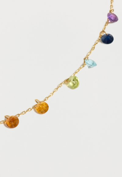 Goldfarbener Gliederarmband mit mehrfarbigen, facettierten Edelstein-Anhängern in Orange, Gelb, Grün, Hellblau, Dunkelblau und Lila vor weißem Hintergrund.