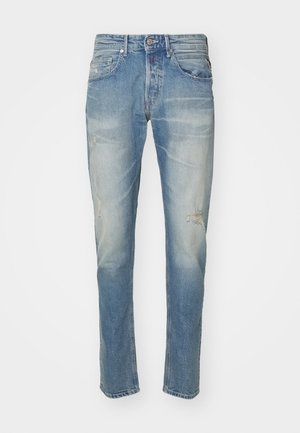 Lys blå denimjeans med falmet finish, subtil slitasje ved knærne, rett ben-design, fem-lommers stil og metallknapplukking.
