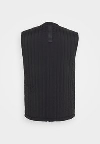 Czarna pikowana kamizelka z pionowymi przeszyciami, bezrękawnikowa konstrukcja, okrągły dekolt i mała pętelka z tyłu.