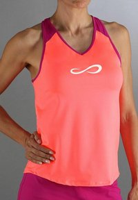 Top de deporte en rosa brillante con acentos morados. Fabricado con un tejido ligero, presenta un diseño de escote en V y un pequeño logo blanco en el frente.