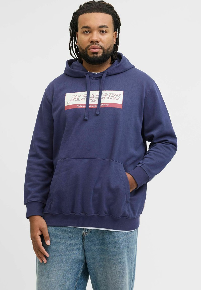 Mørkeblå hoodie lavet af en bomuldsblanding med en lomme foran, snoretræk i hætten og en hvid/rød logo-grafik på brystet. Casual fit.
